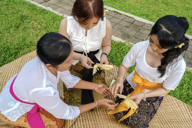 making-balinese-offering-21.webp
